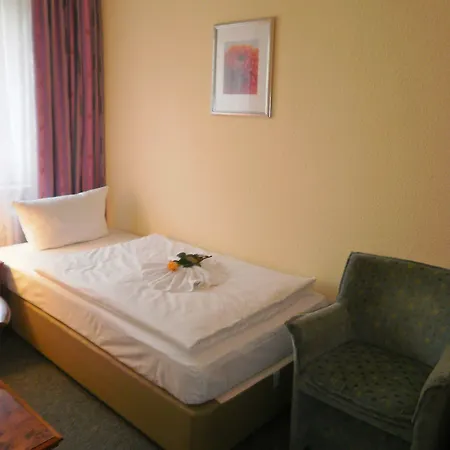 Amadeus Hotel 2*