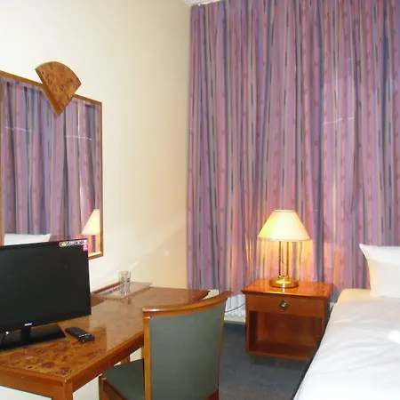 Amadeus Hotel 2*
