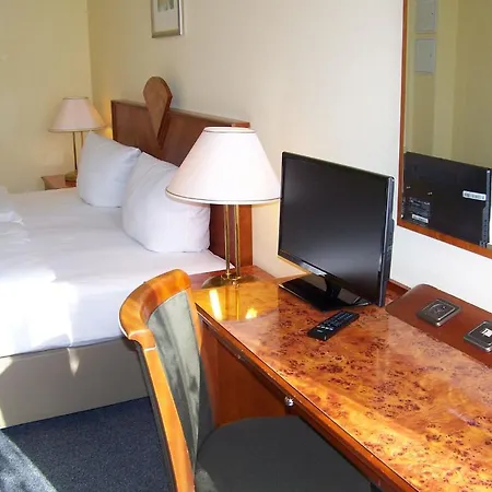 Amadeus Hotel 2*