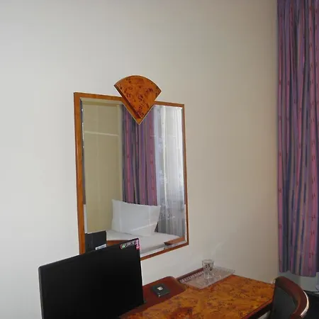 Amadeus Hotel 2*